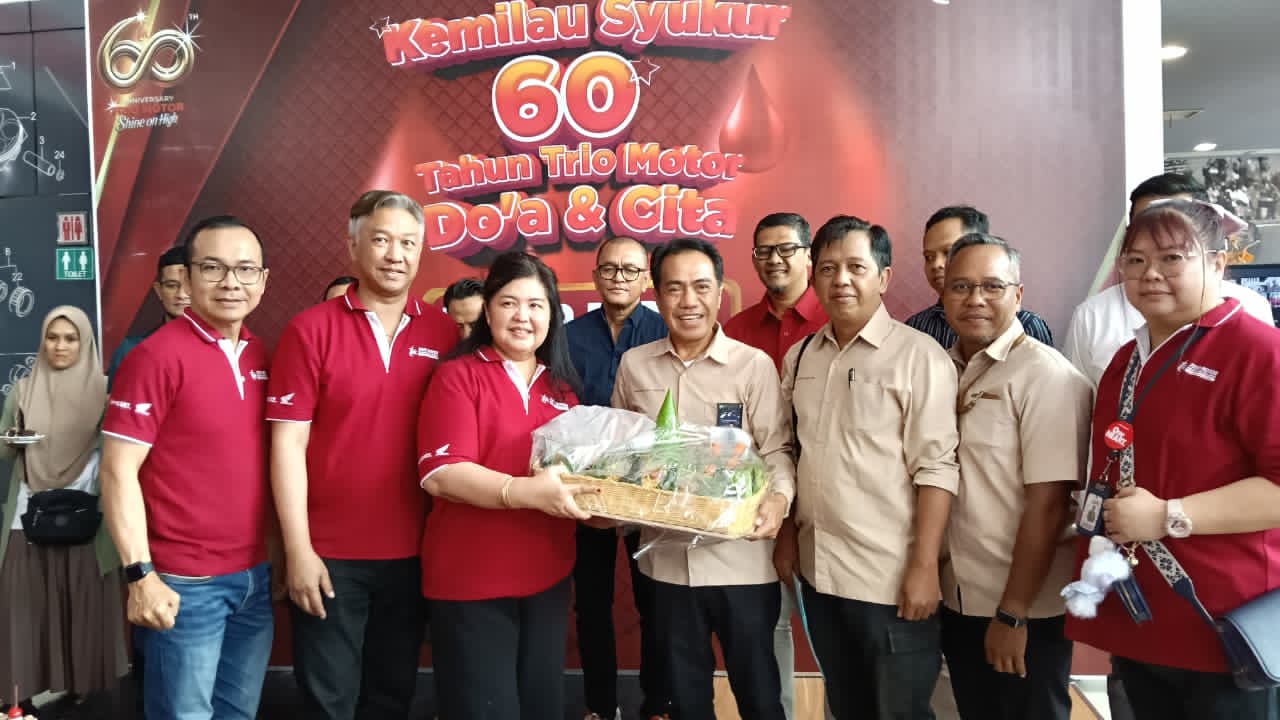 SILATURAHMI:Direktur Utama Radar Banjarmasin, H Suriansyah Achmad menyerahkan Tumpeng kepada Rita Wijaya, President Director PT Trio Motor didampingi petinggi Trio Motor dan Radar Banjarmasin.