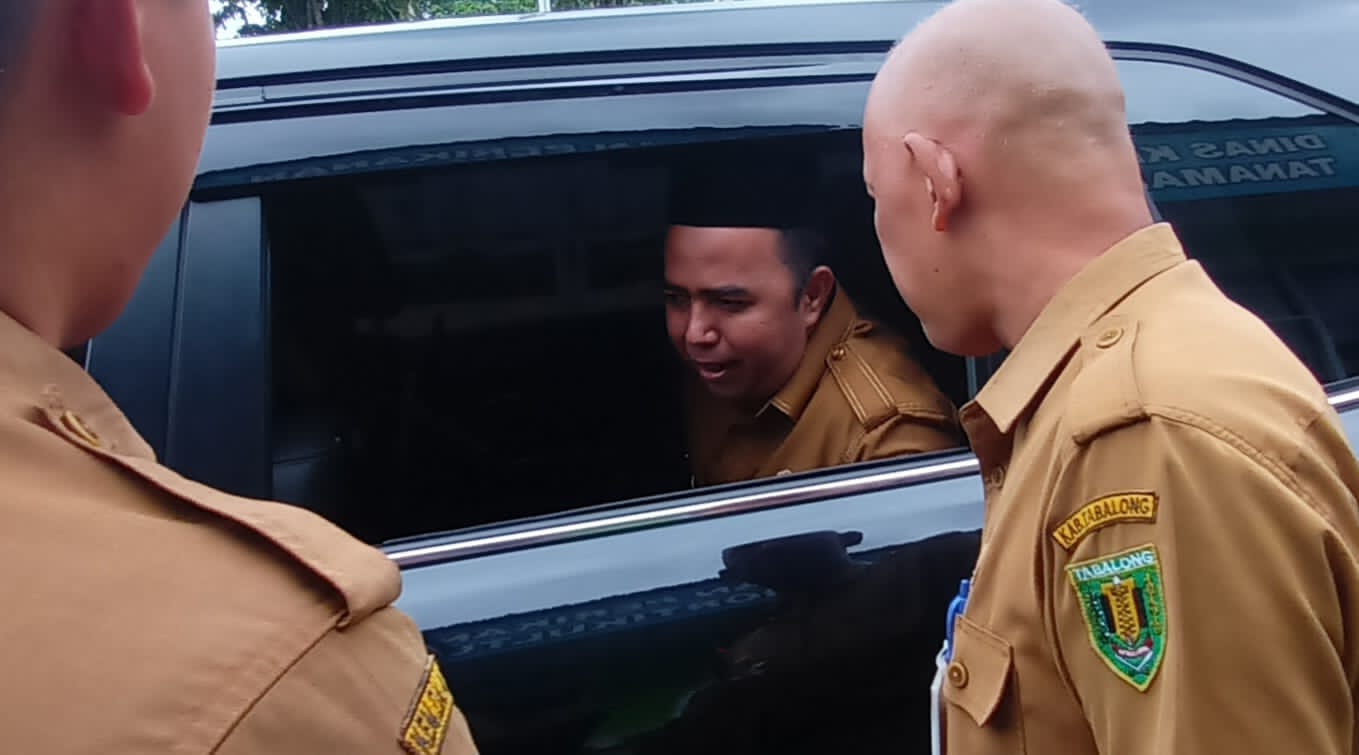 KETUA PAN:Wakil Bupati Kabupaten Tabalong, Habib Muhammad Taufani Alkaf dipotret saat berada di mobil dinasnya.