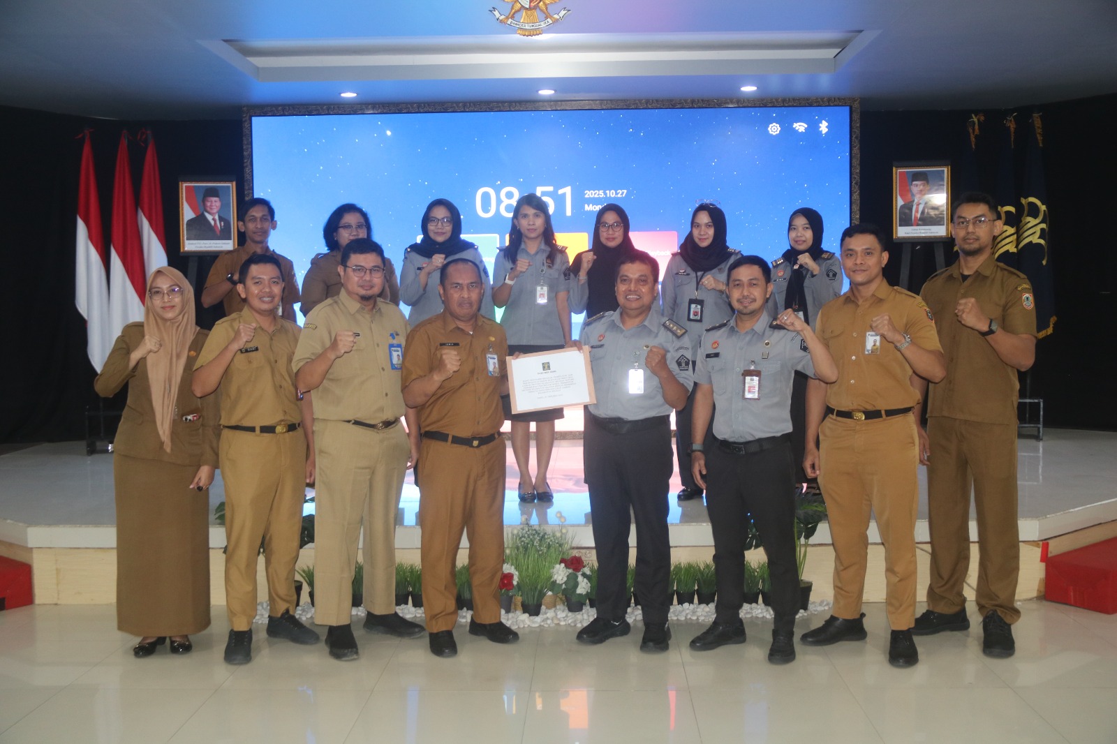 FOTO BERSAMA:Perwakilan Pemprov Kalsel bersama jajaran Kanwil Kemenkum Kalse usai melaksanakan Rapat Harmonisasi Ranperda, Senin (27/10/2025).