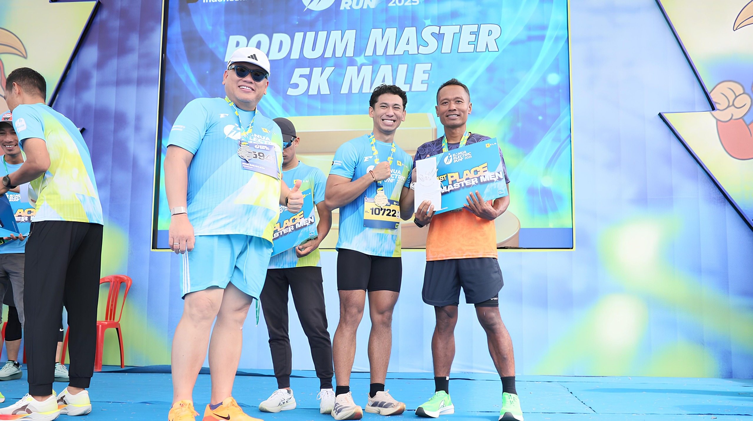 SENANG:Suhari (kanan) saat menerima hadiah peringkat pertama kategori Master Male 5K dengan catatan waktu 21,59 menit.