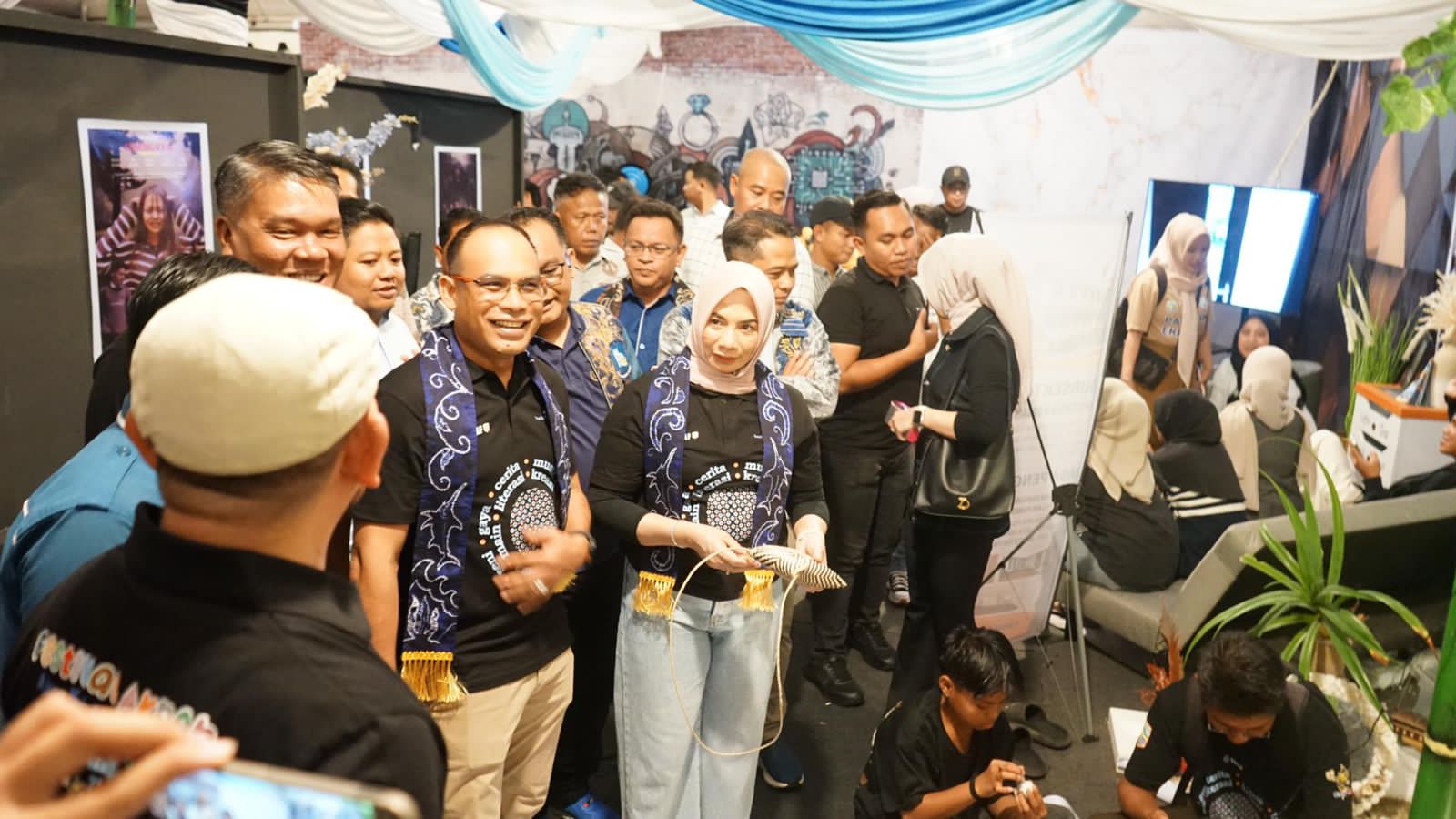 SENANG:Wakil Bupati Kotabaru, Syairi Mukhlis melakukan kunjungan ke pameran 17 Subsektor di Festival Akrab.