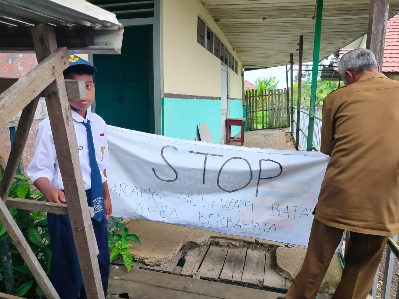 JANGAN MELINTAS:Kondisi toilet dan gudang SMPN 5 Belawang di Desa Sumber Rahayu, Kabupaten Barito Kuala yang rusak.