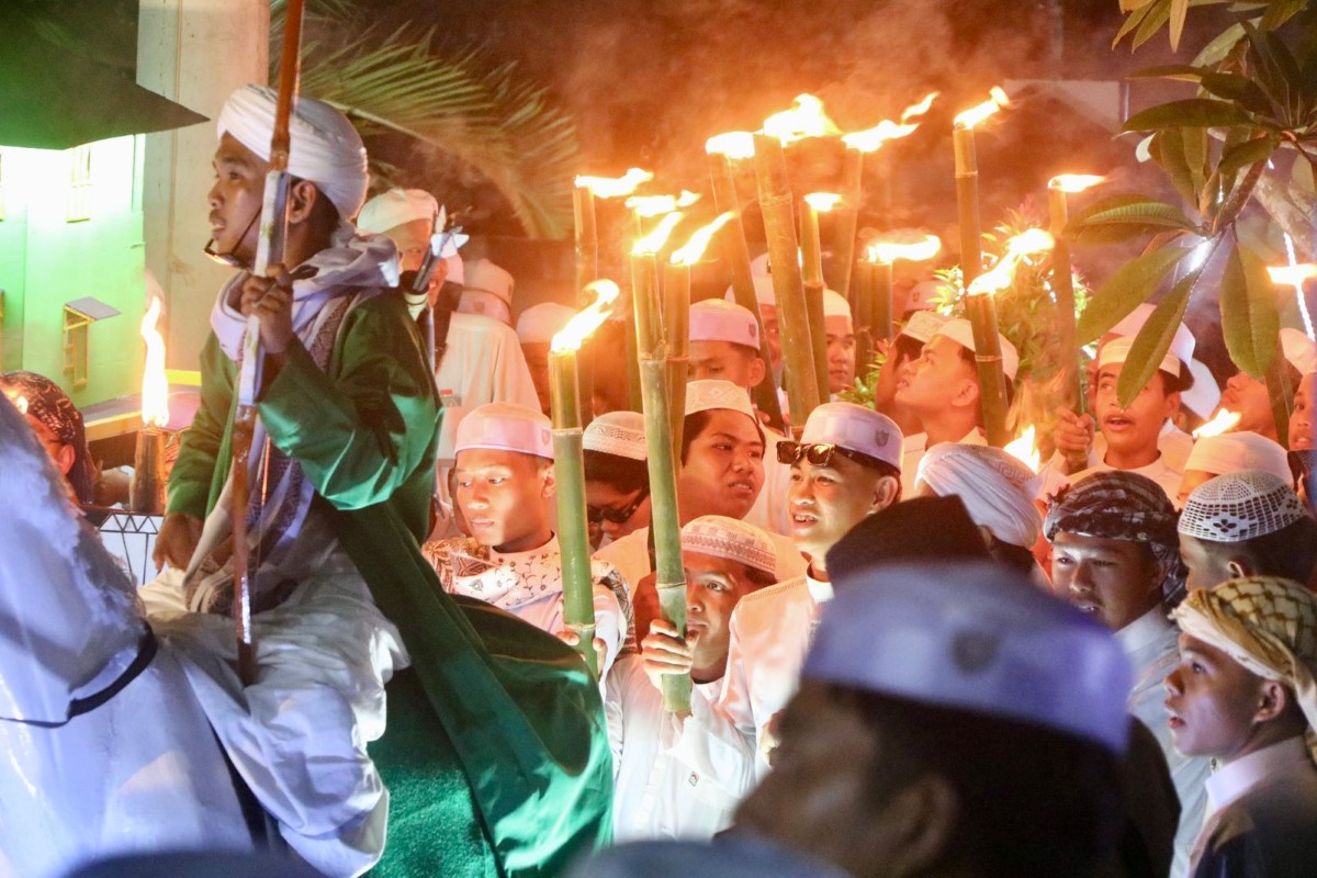 PAWAI: Ribuan santri dari berbagai pondok pesantren di Kabupaten Banjar memeriahkan Kirab Hari Santri Nasional (HSN) 2025 di kawasan Kantor Bupati Banjar, Martapura, Sabtu (25/10) malam.