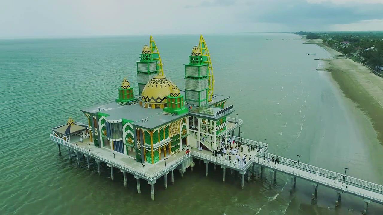 IKON: Masjid Apung Ziyadatul Abrar di Pantai Siring Pagatan, ikon wisata religi Tanah Bumbu yang berdiri di atas laut. (Foto: Disbudporpar Tanah Bumbu untuk Radar Banjarmasin)