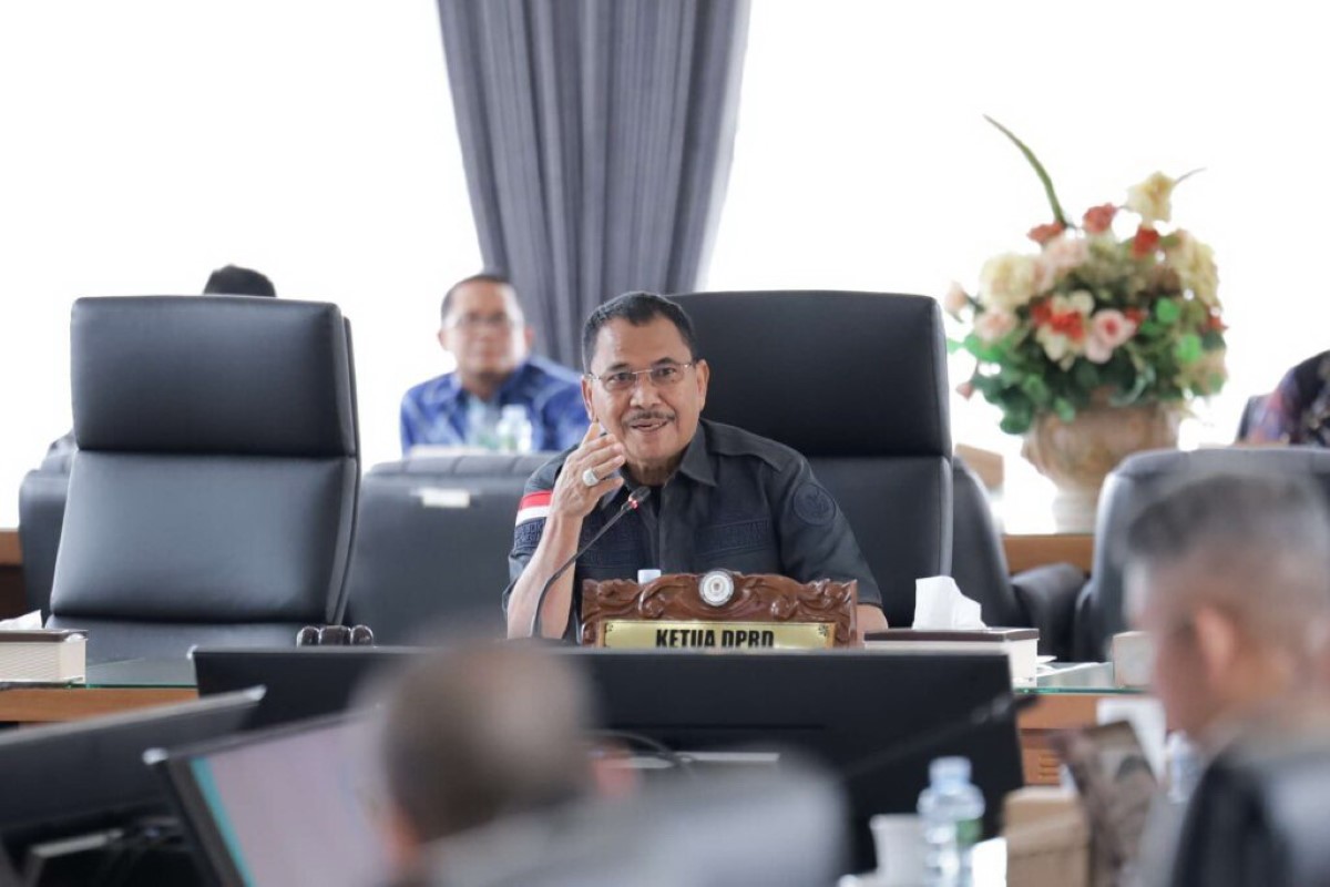 RAPAT: Ketua DPRD Kalsel H. Supian HK memimpin rapat yang digelar di Gedung B Sekretariat DPRD Kalsel.