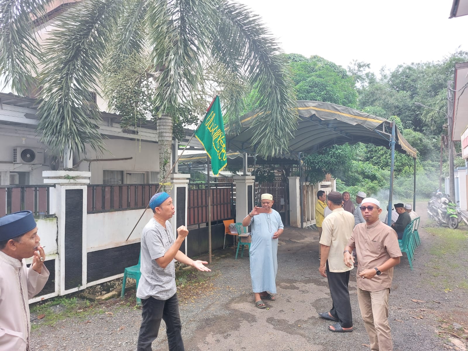 Situasi rumah duka di Jalan Almanar II, Pelaihari, sejumlah tamu mulai berdatangan untuk bertakziah, mulai dari ASN, pensiunan hingga warga setempat.