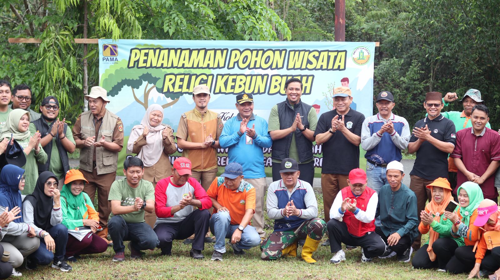 MOMEN: Perwakilan PT PAMA, Pemko Banjarbaru, komunitas lingkungan, dan Pengurus Ponpes Hidayatullah berfoto bersama usai kegiatan penanaman pohon.