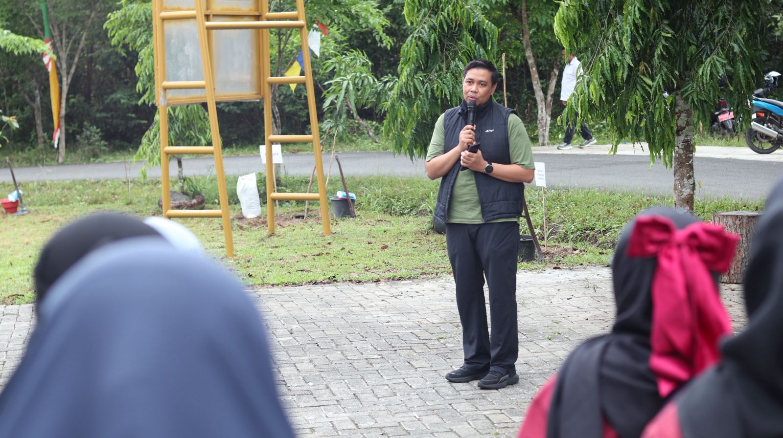 SAMBUTAN: BBSO Head PT PAMA Arif Cahyadi saat memberikan sambutan saat acara penanaman pohon di halaman Ponpes Hidayatullah Palam Banjarbaru, Senin (27/10/2025)