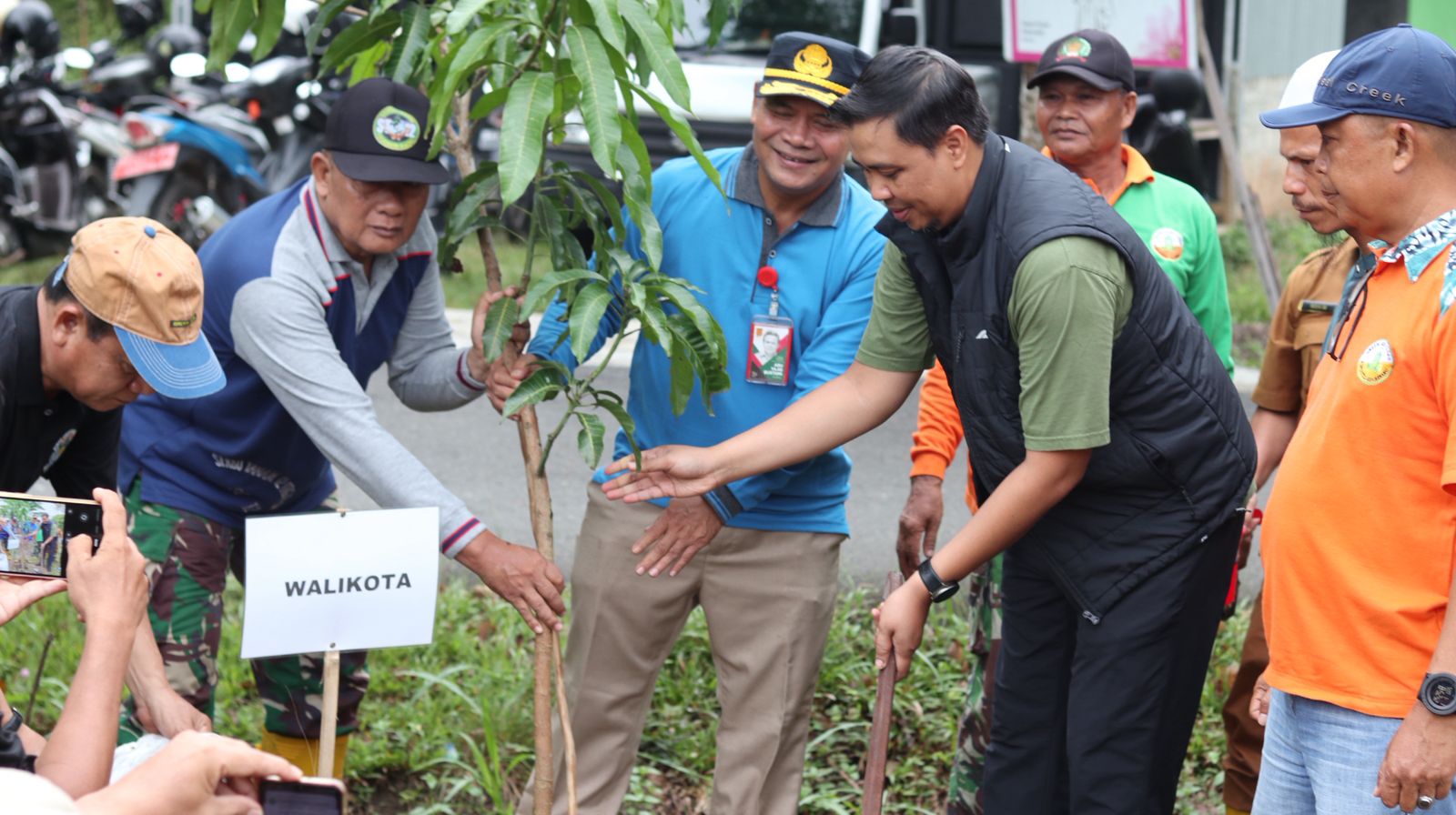 ANAM: Kepala DKP3 Kota Banjarbaru Abu Yajid Bustami mewakili Wali Kota Erna Lisa Halaby saat kegiatan penanaman pohon bersama PT PAMA.