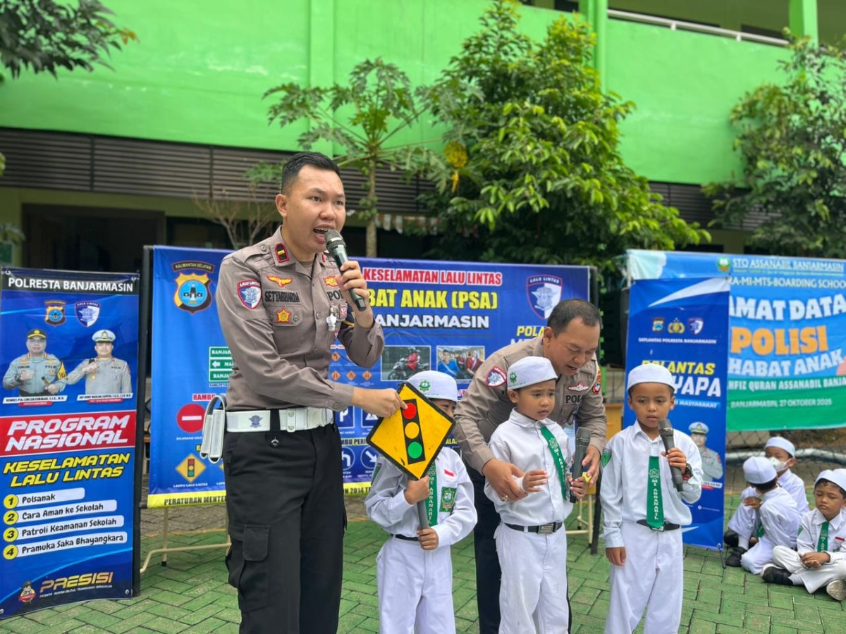 EDUKASI: Unit Kamsel Satlantas Polresta Banjarmasin mengedukasi siswa dengan menggunakan alat peraga rambu lalu lintas.