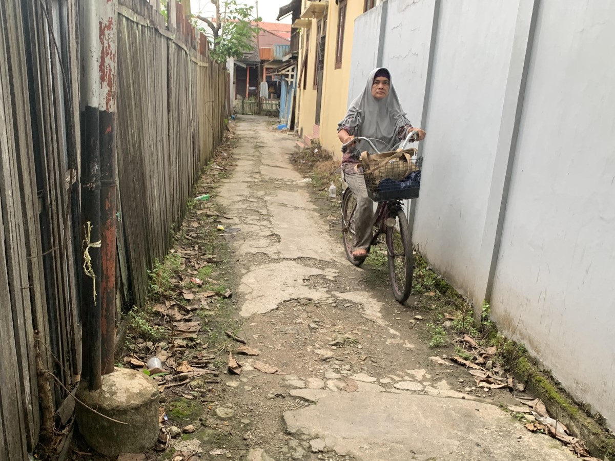 RUSAK: Kondisi jalan lingkungan di RT 02 Teluk Dalam yang mulai rusak. Warga berharap bisa diperbaiki pada tahun depan.