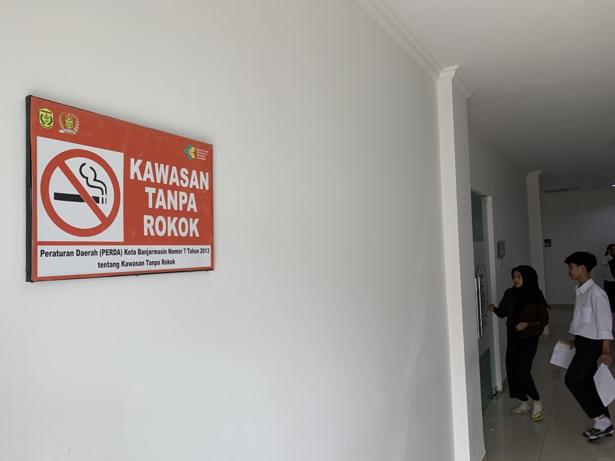 ZONA KTR: Stiker larangan merokok di salah satu kantor di lingkungan Pemko Banjarmasin.