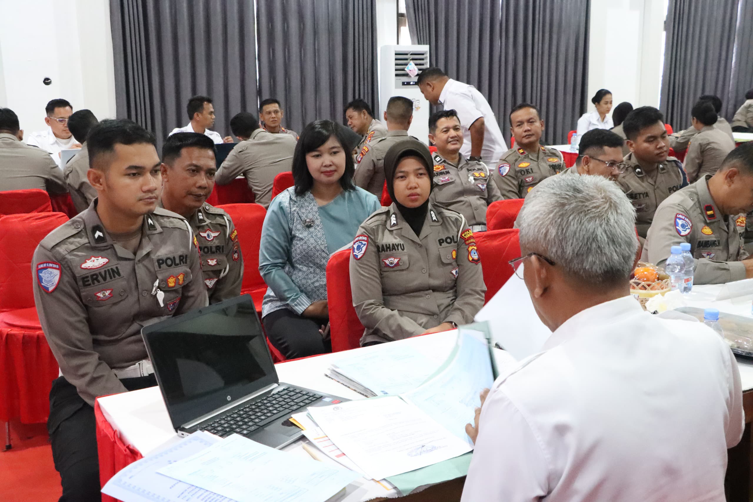 AUDIT KINERJA : Jajaran personel Polres Tabalong saat menghadapi tim Itwasda Polda Kalsel untuk pemeriksaan berkas kinerja.  (Foto : Polres Tabalong untuk Radar Banjarmasin)