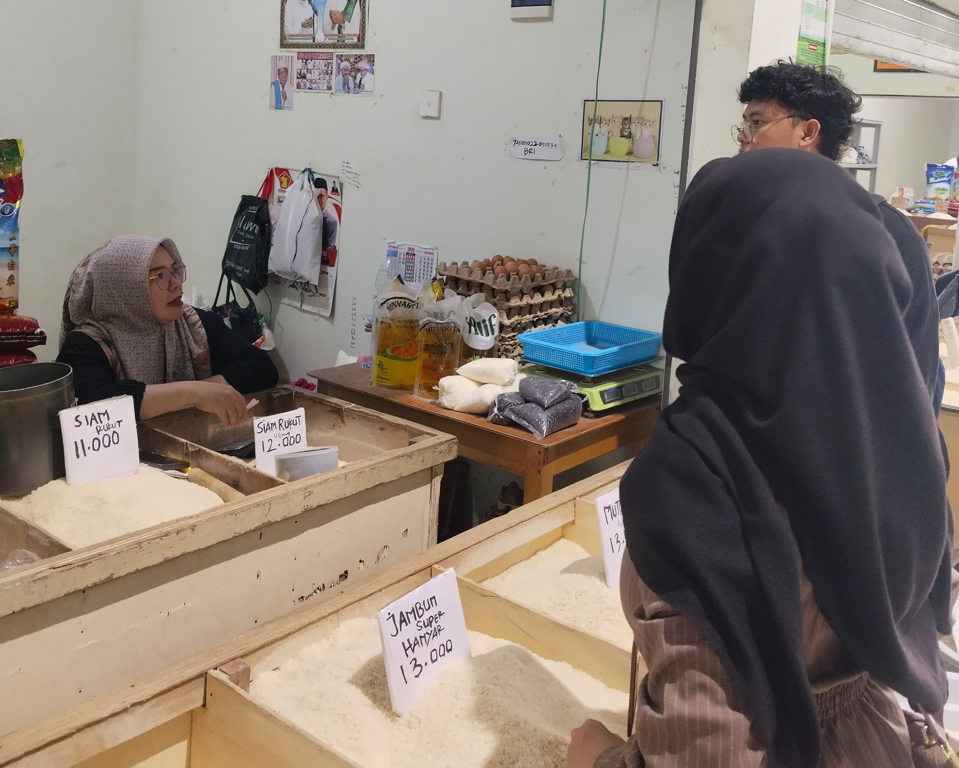 SEPI PEMBELI: Pedagang di Pasar Bauntung Banjarbaru menilai program Makan Bergizi Gratis (MBG) tidak berdampak pada harga kebutuhan pokok (PUTRI UNTUK RADAR BANJARMASIN)