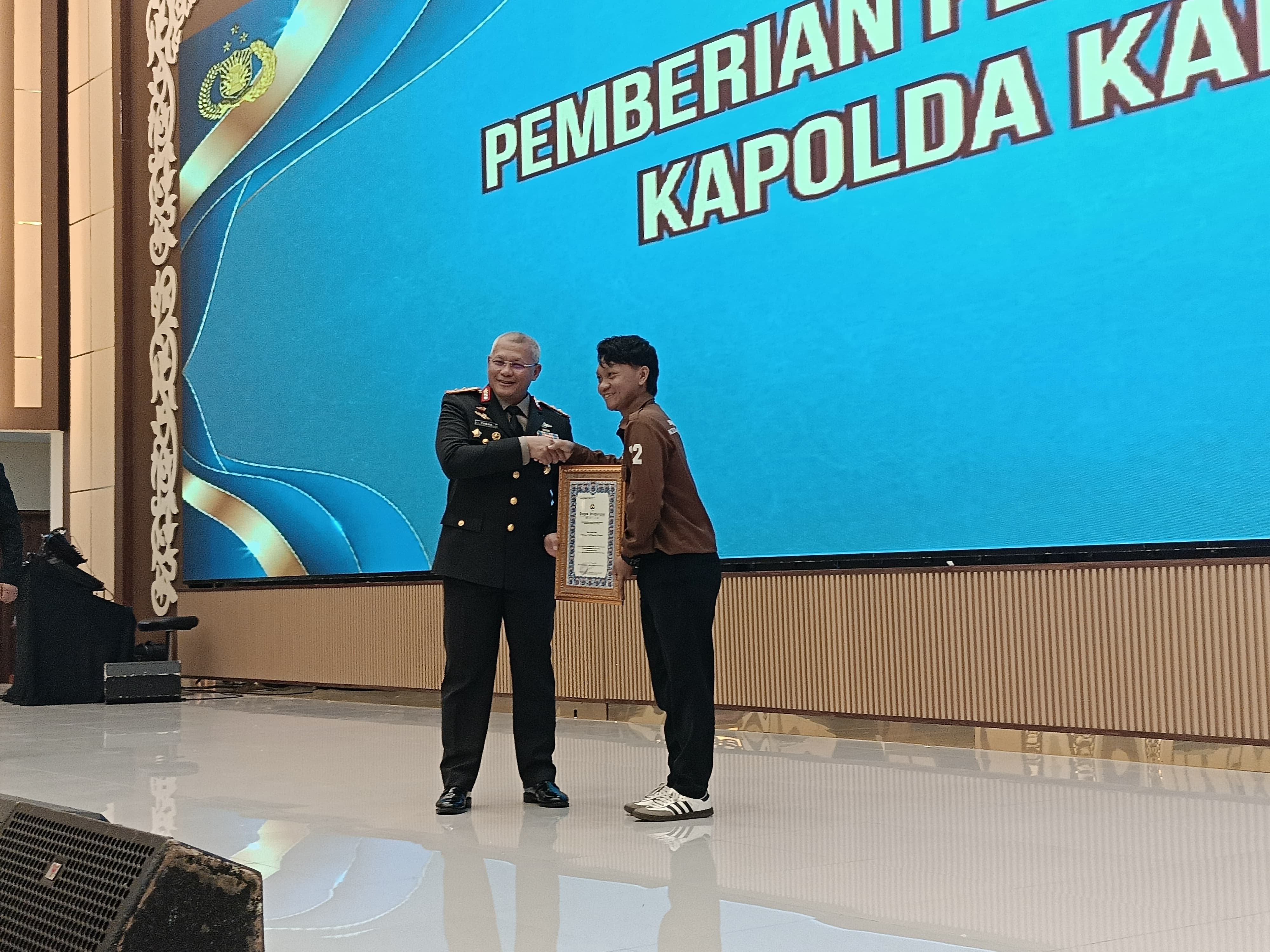 Polda Kalimantan Selatan memberikan penghargaan kepada Rinto Hadi Nata (SHEILLA/RADAR BANJARMASIN)
