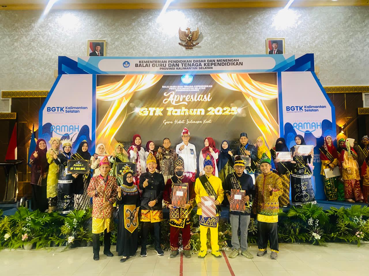 PENGHARGAAN: Belasan insan pendidikan HST meraih penghargaan BGTK Kalsel. (Foto: Disdik HST untuk Radar Banjarmasin).