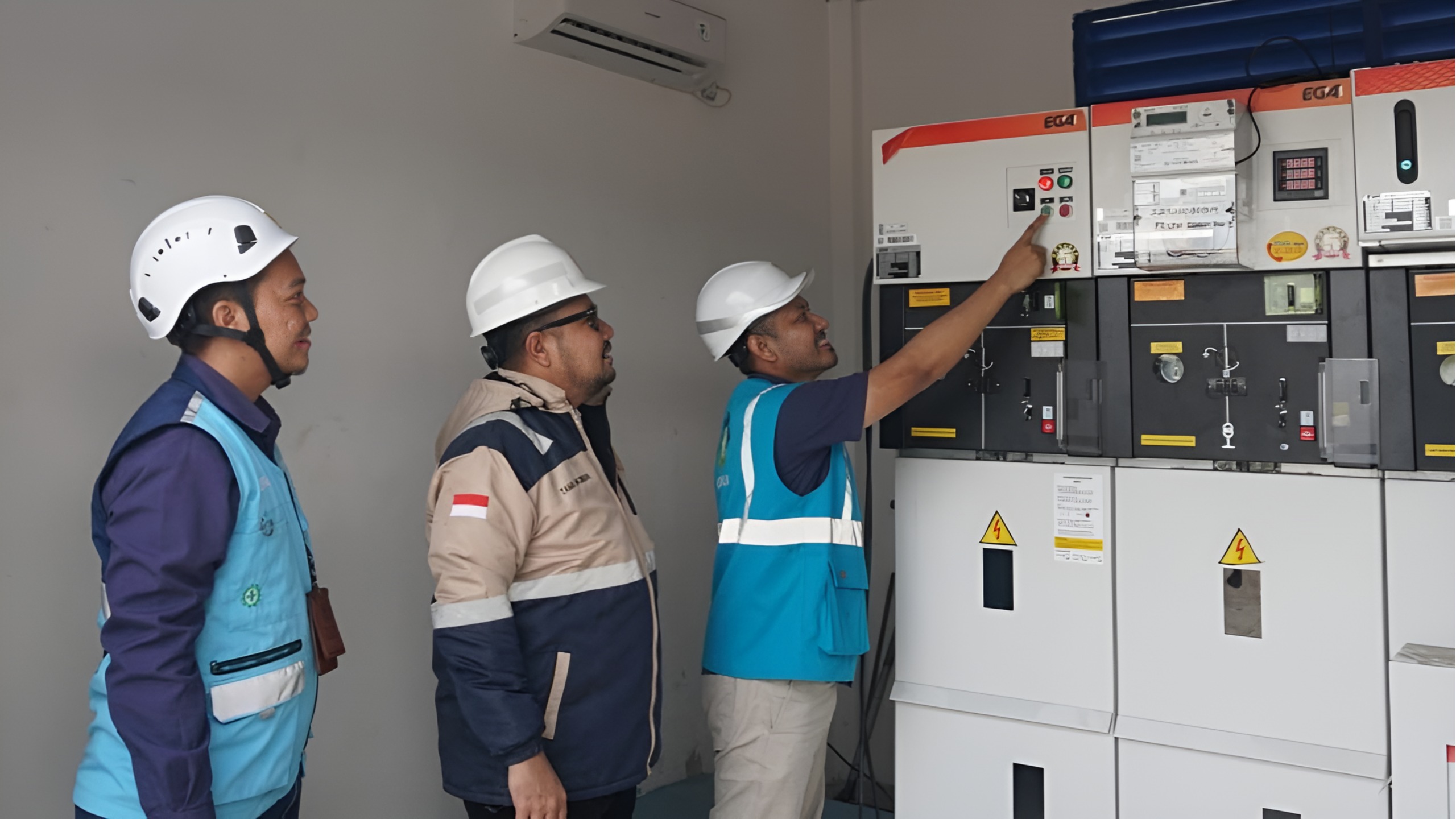 FULL ENERGIZE:Penyalaan simbolis oleh Manager PLN UP3 Tanah Bumbu, Suryadharma (kanan) disaksikan Manager Supply Chain PT Lintas Fortuna Nusantara, Tama Hasibuan (tengah) dengan kapasitas 17 juta VA.
