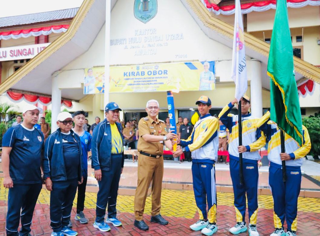 MOMEN:Wakil Bupati Kabupaten HSU, Hero Setiawan menerima kedatangan obor Porprov dari Sekretaris Umum III dan Wakil Ketua KONI Kalsel, AR Iwansyah dan Abdul Haris Makkie, Senin (27/10/2025).