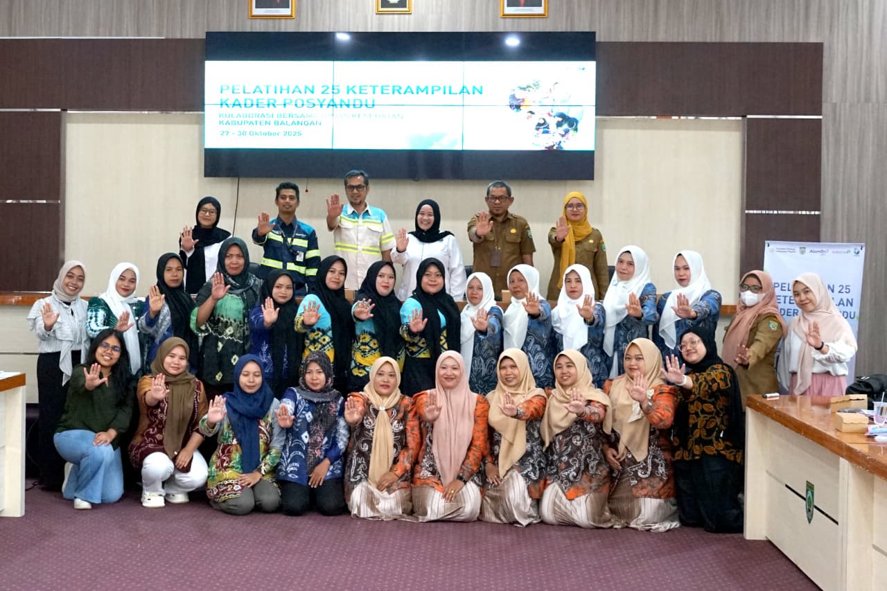 SEMANGAT:20 kader dari empat Posyandu di Balangan berpose bersama PIC Program Stunting YABN, Debby Aulia Firdaus dan jajaran pemateri dari Dinkes Balangan, serta Yayasan Sinergi Indonesia Peduli.