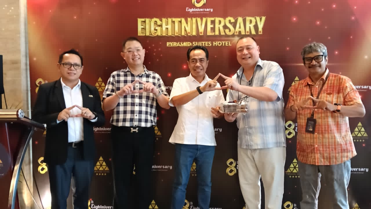 SELAMAT ULTAH:Direktur Utama Radar Banjarmasin, H Suriansyah Achmad menyerahkan kue ultah ke Yan Thendian, Owner Pyramid Suites Hotel, Selasa (28/10/2025).