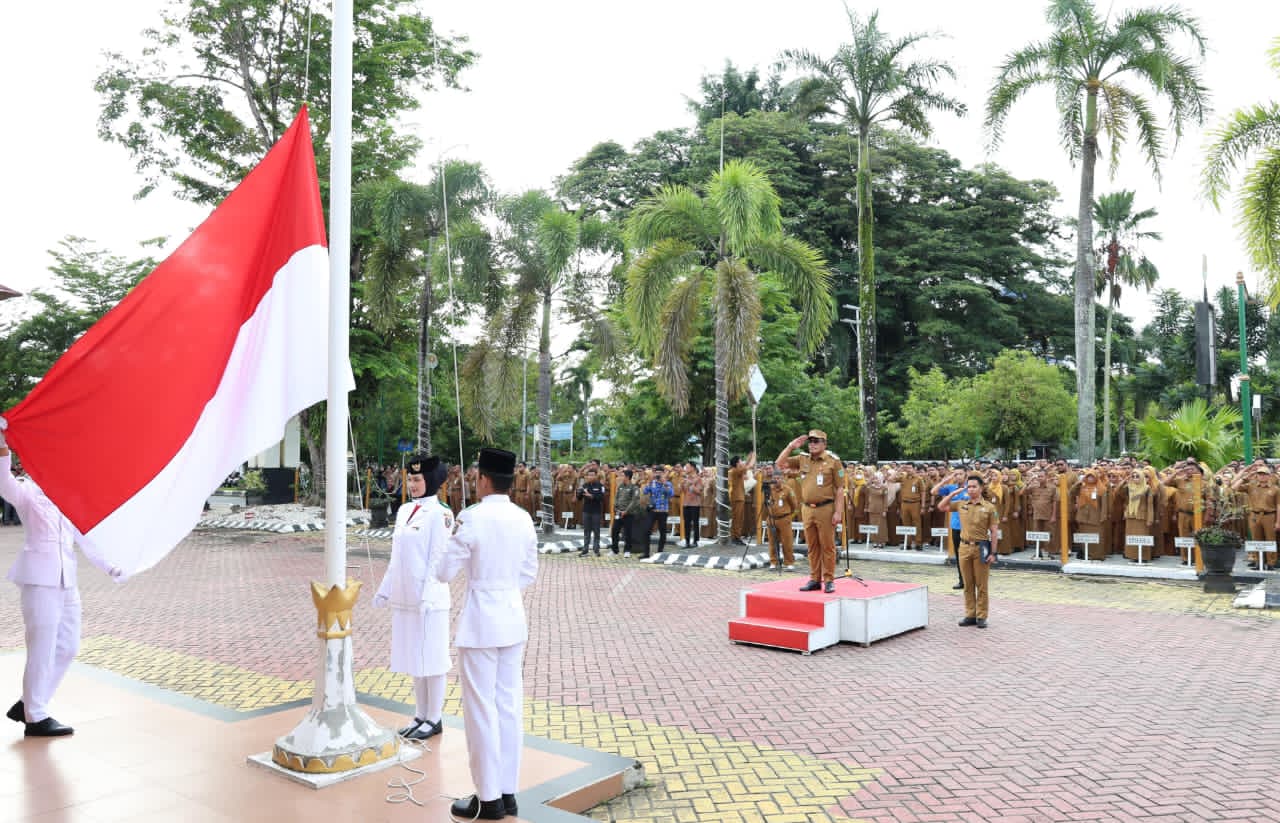 KHIDMAT:Bupati HSU, H Sahrujani memimpin Apel Peringatan Hari Sumpah Pemuda ke-97 Tahun 2025 di halaman Pemkab HSU, Selasa (18/10/2025).