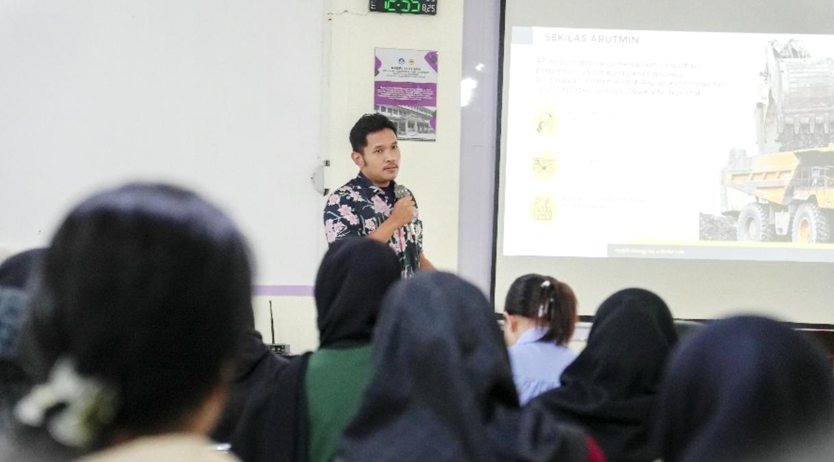 NARASUMBER:Pembicara dari Arutmin, Ahmad Syahid membawakan kuliah umum bertema CSR dan pemberdayaan masyarakat di PSKM ULM.