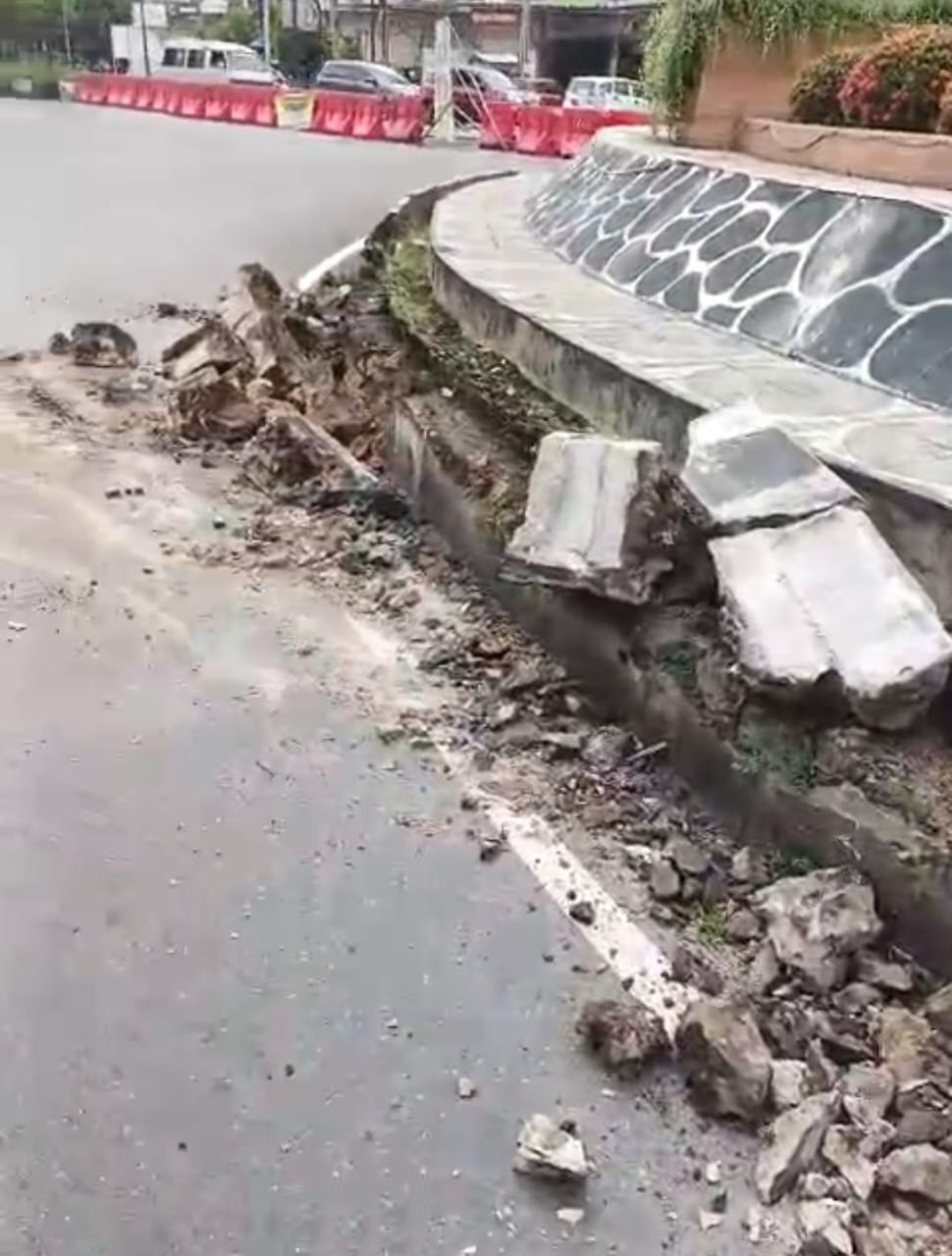 RUSAK: Beton Bundaran Palam yang rusak karena disenggol truk gandeng (Foto: Sheilla/Radar Banjarmasin)