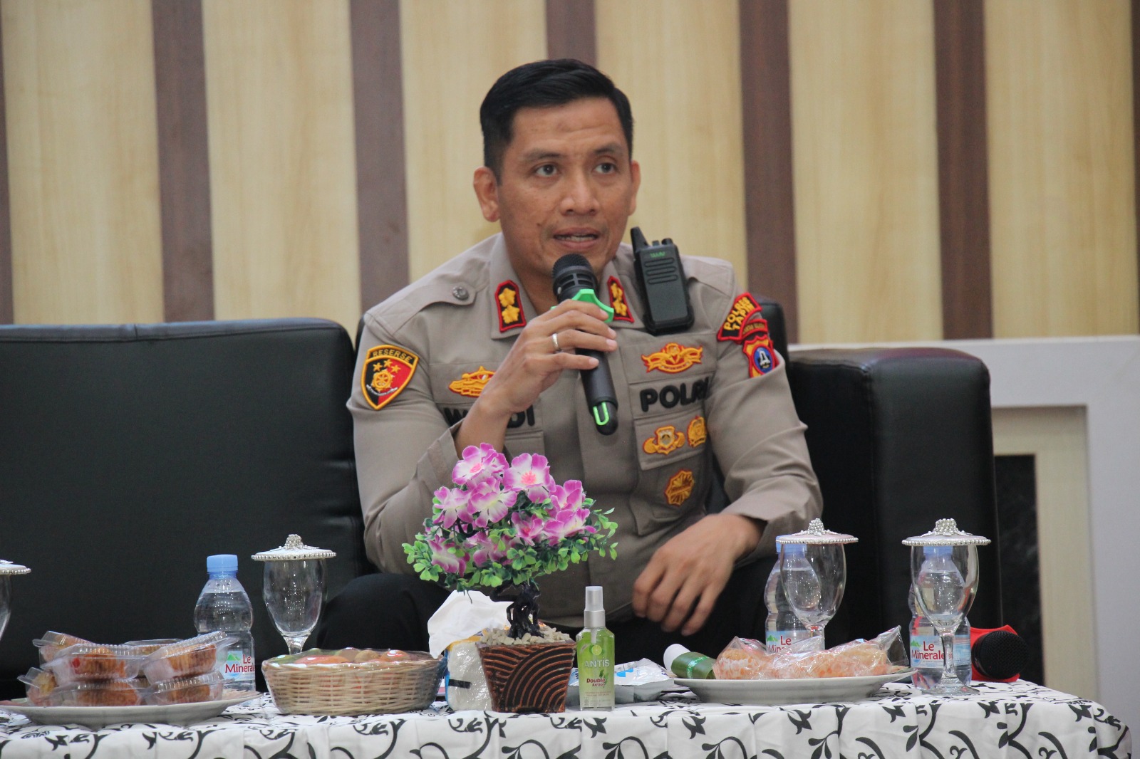 BERI KETERANGAN: Kapolres Tapin AKBP Weldi Rozika menyampaikan progres pembangunan dapur MBG di Kecamatan Tapin Tengah.