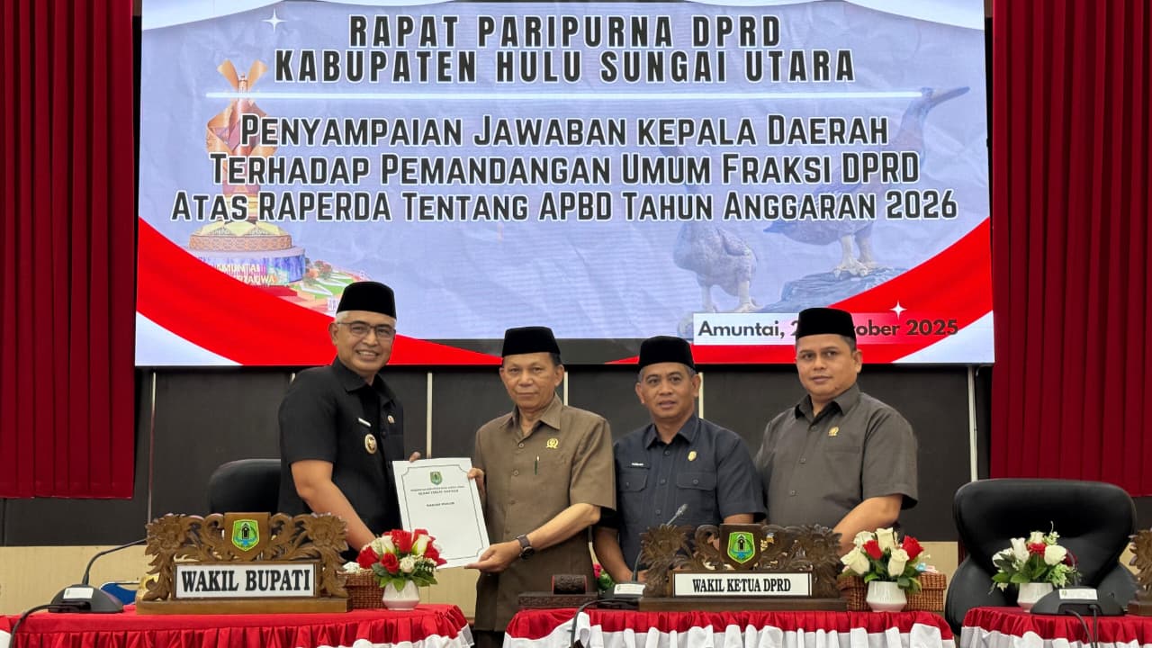 PARIPURNA: Wakil Bupati HSU Hero Setiawan menyerahkan draf jawaban kepala daerah atas pandangan fraksi dewan ke Wakil Ketua DPRD HSU H Mawardi.
