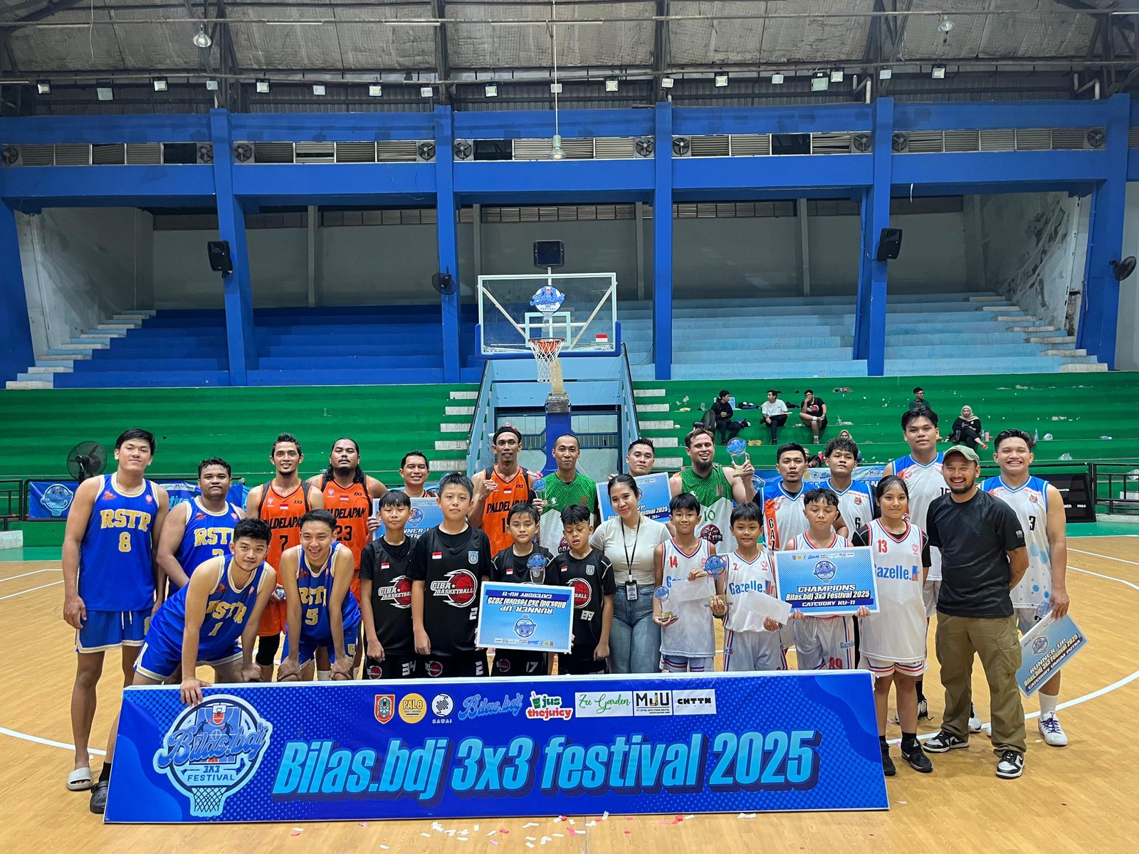 JUARA: Para juara di ajang Festival Basket 3x3 Bilas.bdj 2025 yang berlangsung di GOR Hasanuddin HM, Banjarmasin.