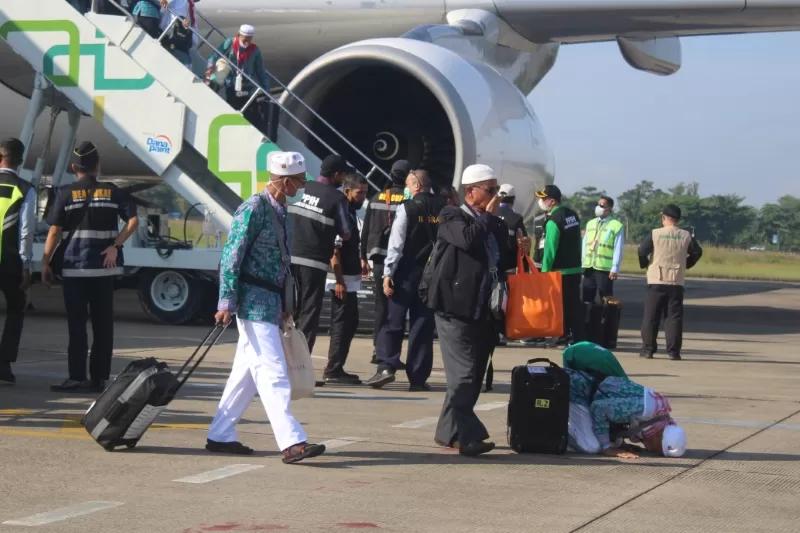 SUJUD SYUKUR: Jemaah haji asal Kalsel saat tiba di Bandara Syamsudin Noor, Banjarbaru.
