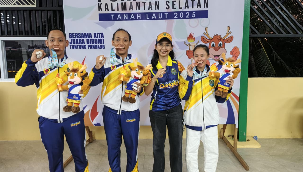 BANGGA: Ziddan Mustaqim, Akbar Mustaqim dan dan Novita Sari atlet Judo HSU raih medali perak Kontingen Porprov HSU di Event Porprov Kalimantan Selatan.