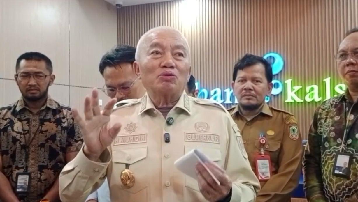 SAMPAIKAN KETERANGAN: Gubernur Kalsel Muhidin menyampaikan dana sebesar Rp4,7 triliun di Bank Kalsel tidak mengendap.