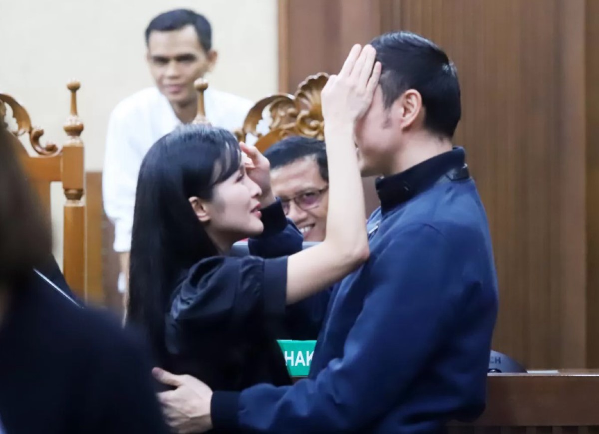 TERPIDANA: Artis Sandra Dewi memeluk suaminya Harvey Moeis usai persidangan di Pengadilan Tipikor, Jakarta, pada 10 Oktober 2024.