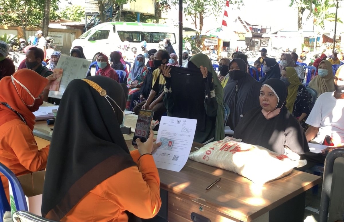 BANSOS: Penyaluran bansos (bantuan sosial) kepada masyarakat miskin di Banjarmasin, beberapa waktu lalu.