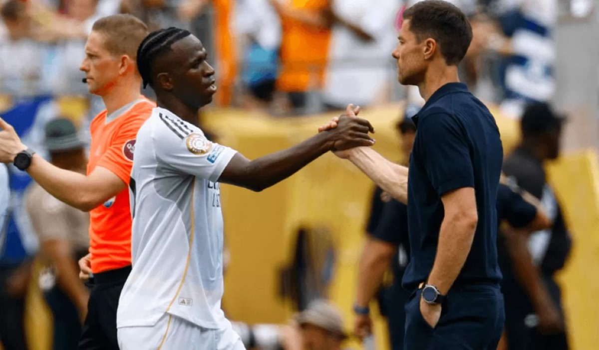 TEGANG: Vinicius Junior dan Xabi Alonso, sebelum hubungannya memanas.