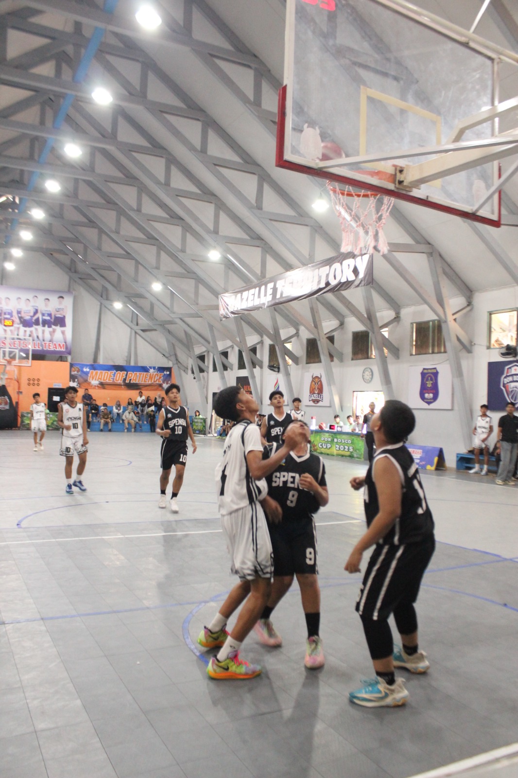 SERU:Salah satu partai pertandingan basket putra DBCUP 2025 yang digelar SMA Frater Don Bosco Banjarmasin dan didukung PT STSJ Yamaha Kalselteng.