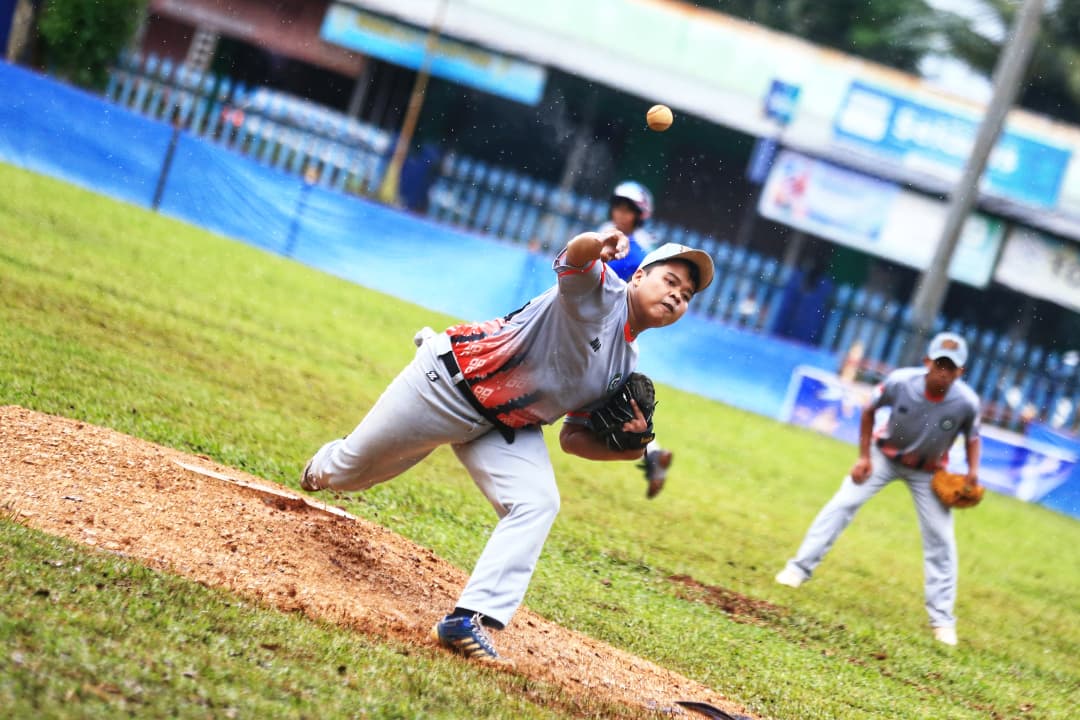 PITCHING:Pitcher tim Baseball Kota Banjarmasin melakukan lemparan cepat ke arah home base di Porprov XII Kalsel 2025 Pelaihari.