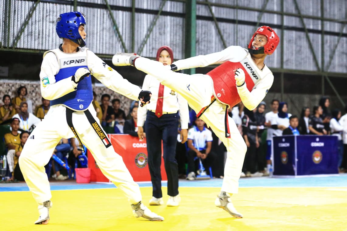 KYORUGI:Atlet Taekwondo Kota Banjarmasin (merah) bertarung di Porprov XII Kalsel 2025 Pelaihari, Selasa (28/10/2025).