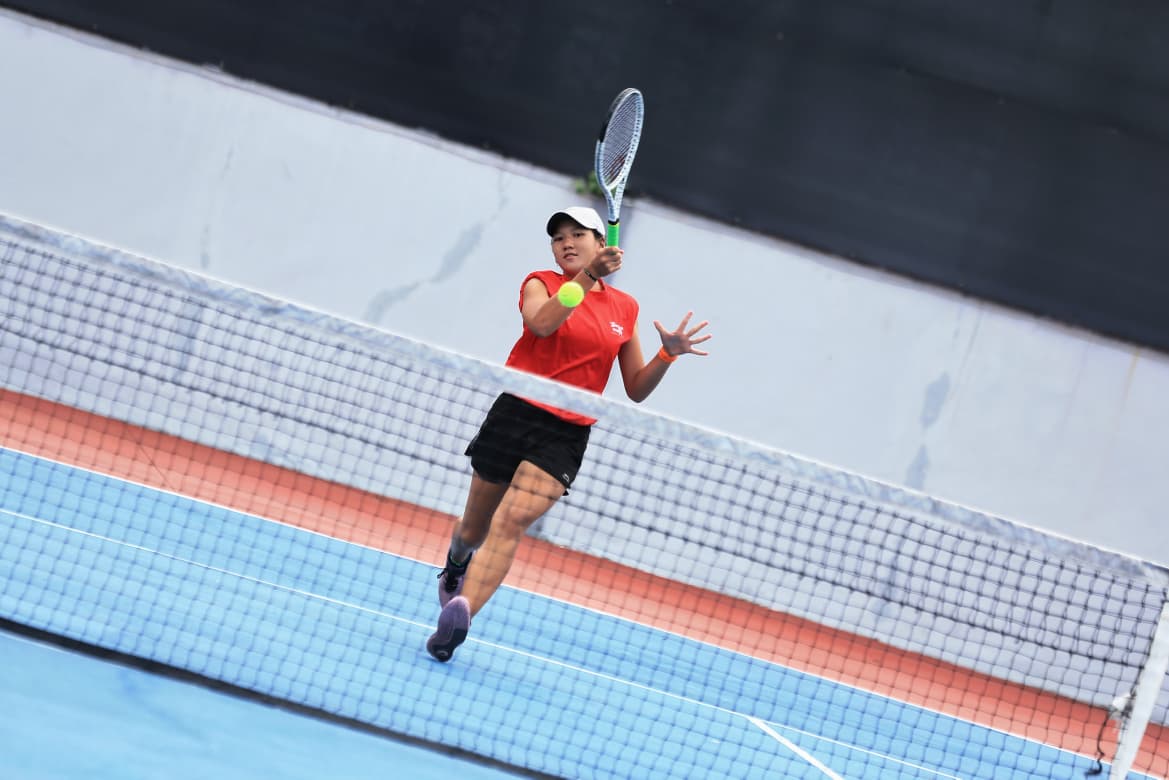 TARGET MEDALI:Atlet tenis lapangan Banjarmasin beraksi pada pertandingan beregu Porprov XII Kalsel 2025 Pelaihari di Lapangan Tenis Pemuda, Pelaihari.