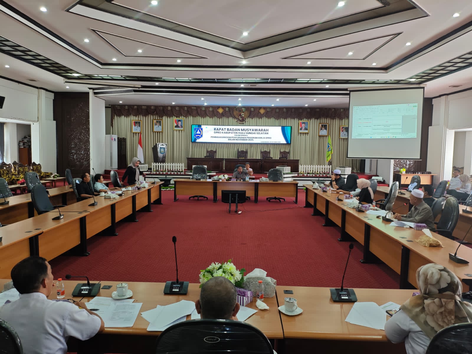 RAPAT:Wakil Ketua I DPRD HSS, Husnan memimpin rapat Banmus penyusunan program kerja bulan November bersama eksekutif, Rabu (29/10/2025).