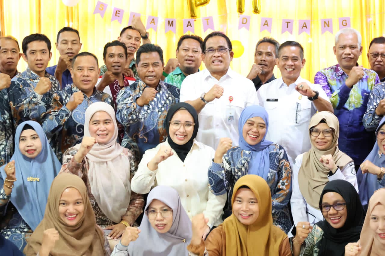 MOMEN:Bupati HSU, H Sahrujani foto bersama usai membuka talk show In-2 pelatihan pembelajaran mendalam untuk guru jenjang SD sampai SMA sederajat di Aula KH Idham Chalid, Rabu (29/10/2025).