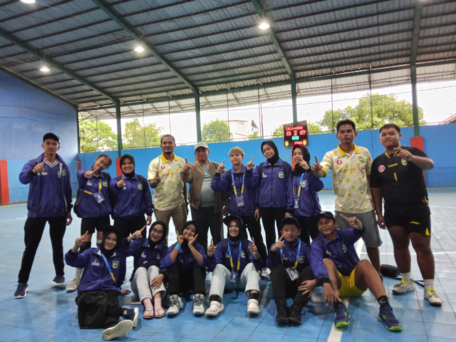SUKSES:Tim bola tangan putri Kabupaten Tala foto bersama usai mendapat medali emas, Selasa (28/10/2025).