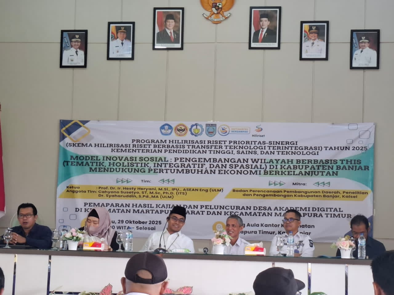 BERBASIS THIS: Desa Akademi Digital dikembangkan Bappelitbangda Kabupaten Banjar bersama para peneliti dari ULM, yakni Hesty Heryani dan Syaharuddin, serta peneliti ITS, Cahyono Susetyo