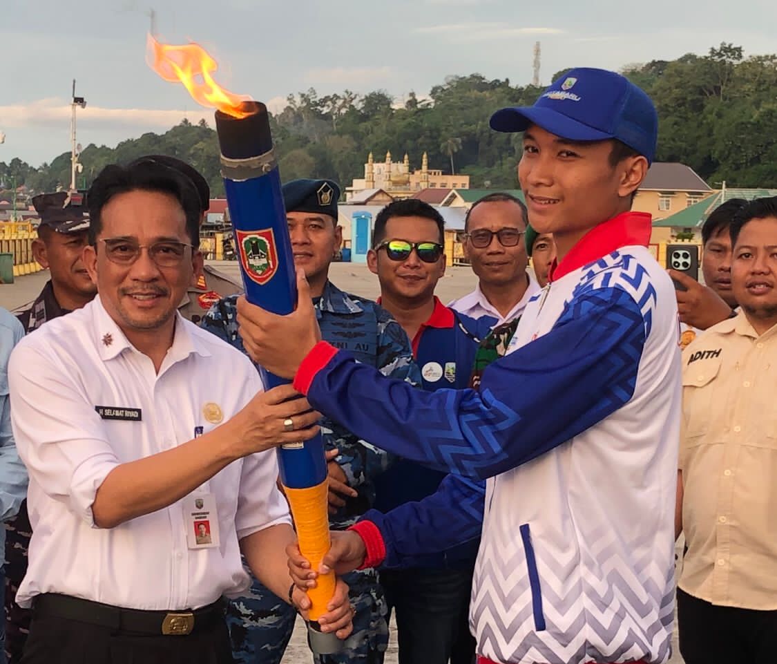 KIRAB OBOR: Anggota DPRD Kotabaru, Gewsima (berkacamata hitam) hadir di acara kirab obor Porprov XII Kalsel 2025 di Siring Laut Kotabaru, Rabu (29/10/2025). Foto: Jumain/ Radar Banjarmasin.