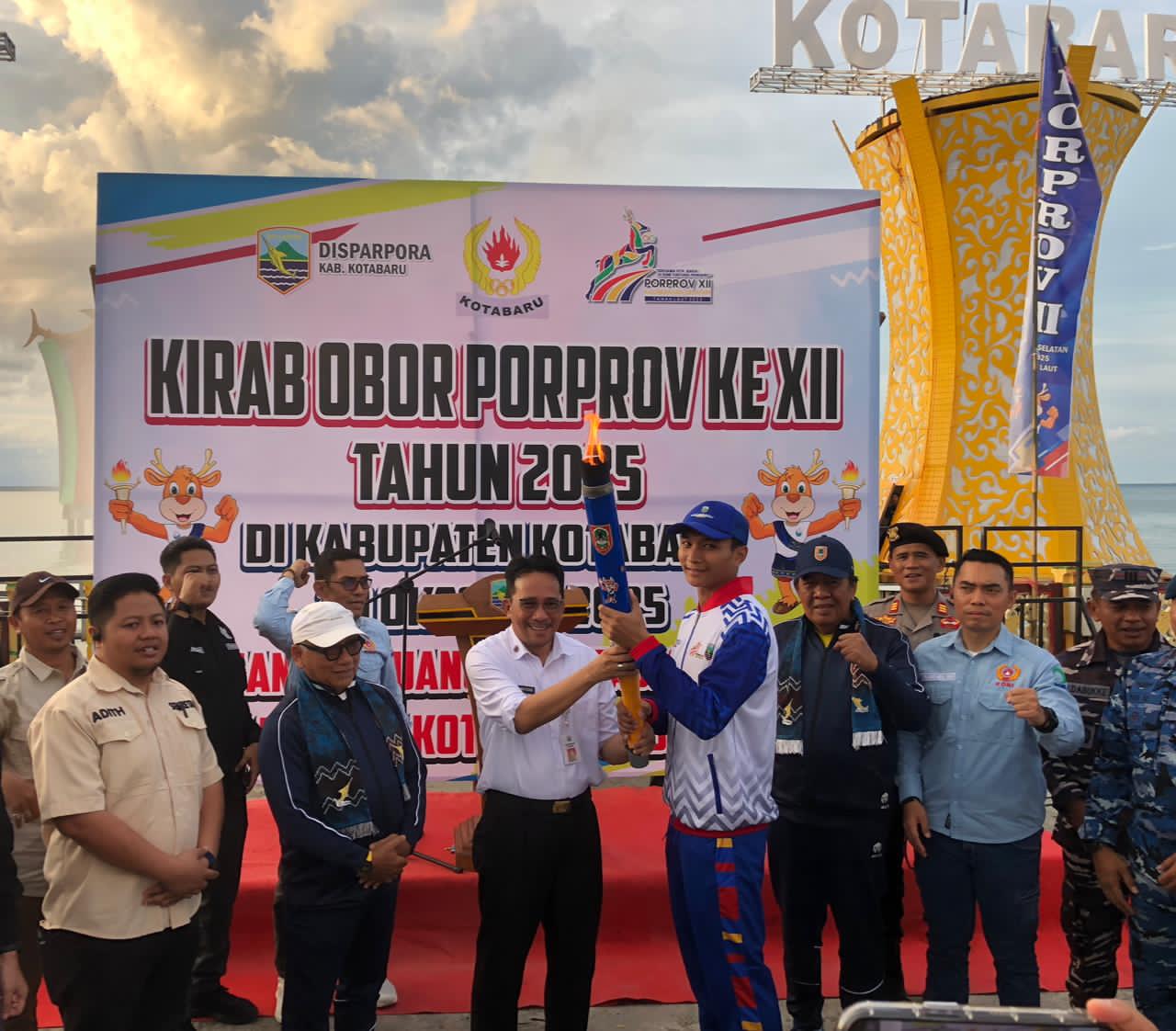 MENYAMBUT:Kirab Obor Porprov Xll Kalsel 2025 saat pertama kali tiba di Siring Laut Kotabaru, Rabu (29/10/2025).