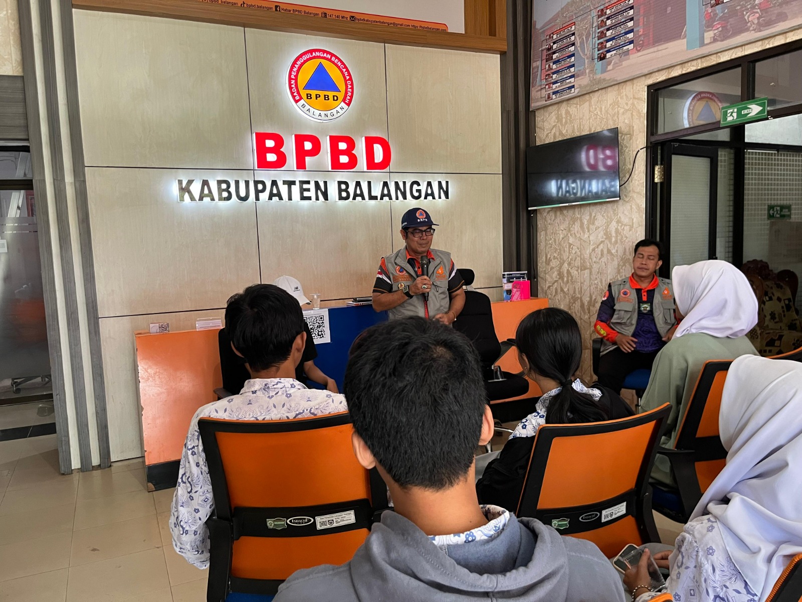 Foto: Peserta Ekstrakurikuler Jurnalistik SMAN 1 Paringin saat berdiskusi serta wawancara dengan Kepala Pelaksana BPBD Balangan.