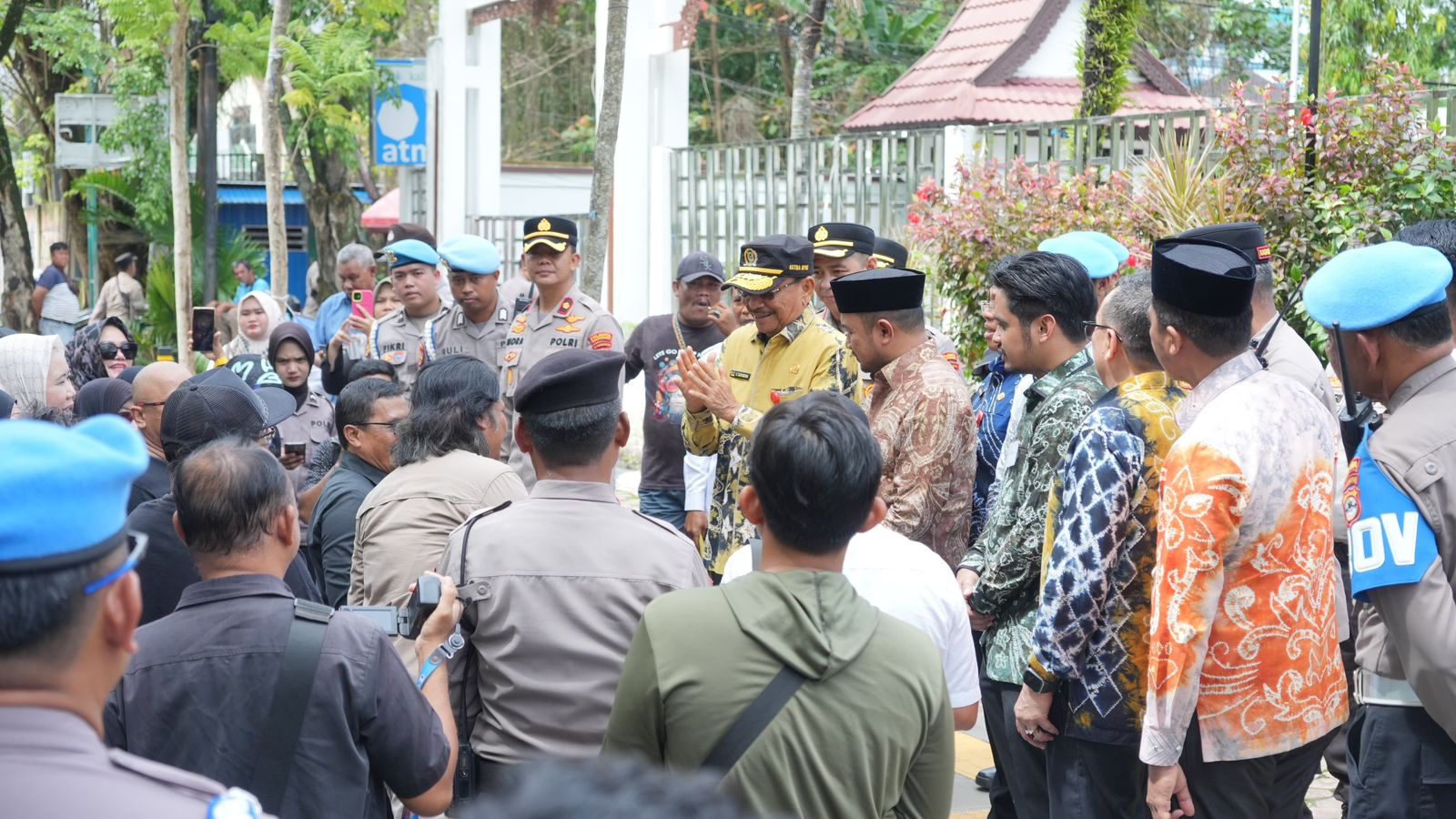 SAMPAIKAN ASPIRASI: Puluhan orang pemilik kondotel Grand Banua (kini diubah Grand Tan) melakukan aksi unjuk rasa di DPRD Kalsel, Rabu (29/10/2025).
