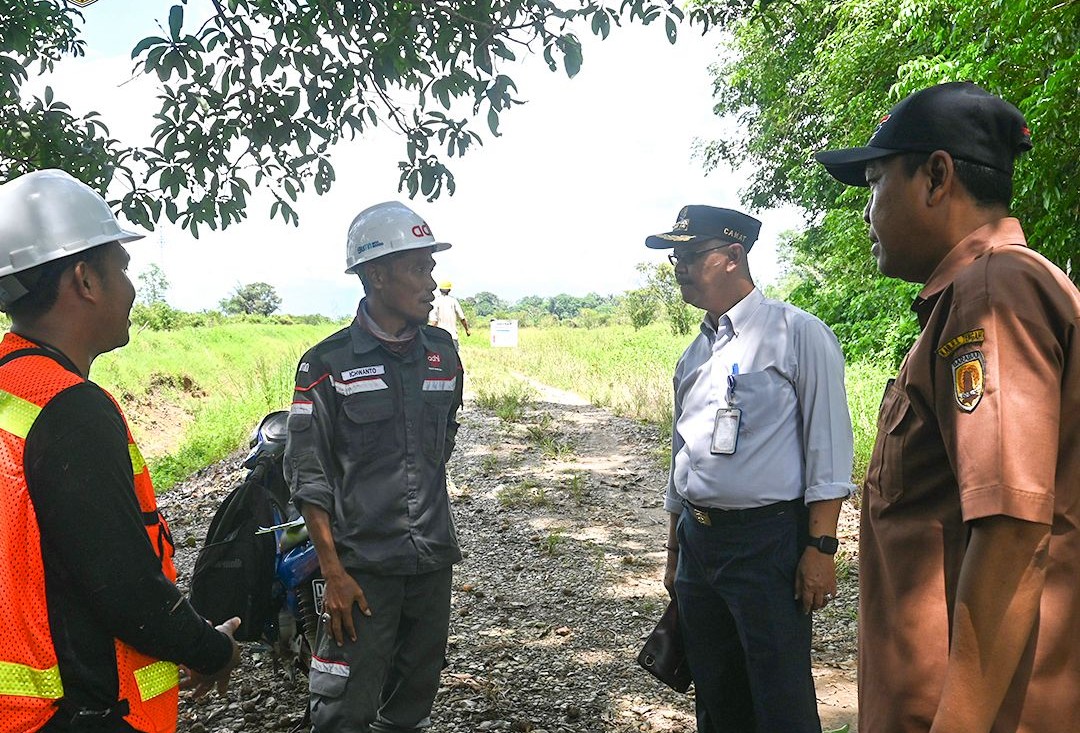 PENINJAUAN: Camat Pandawan Muhammad Fakhrurazi (baju putih) saat meninjau kondisi jalan yang longsor akibat kegiatan normalisasi sungai yang di Desa Mahang Sungai Hanyar.