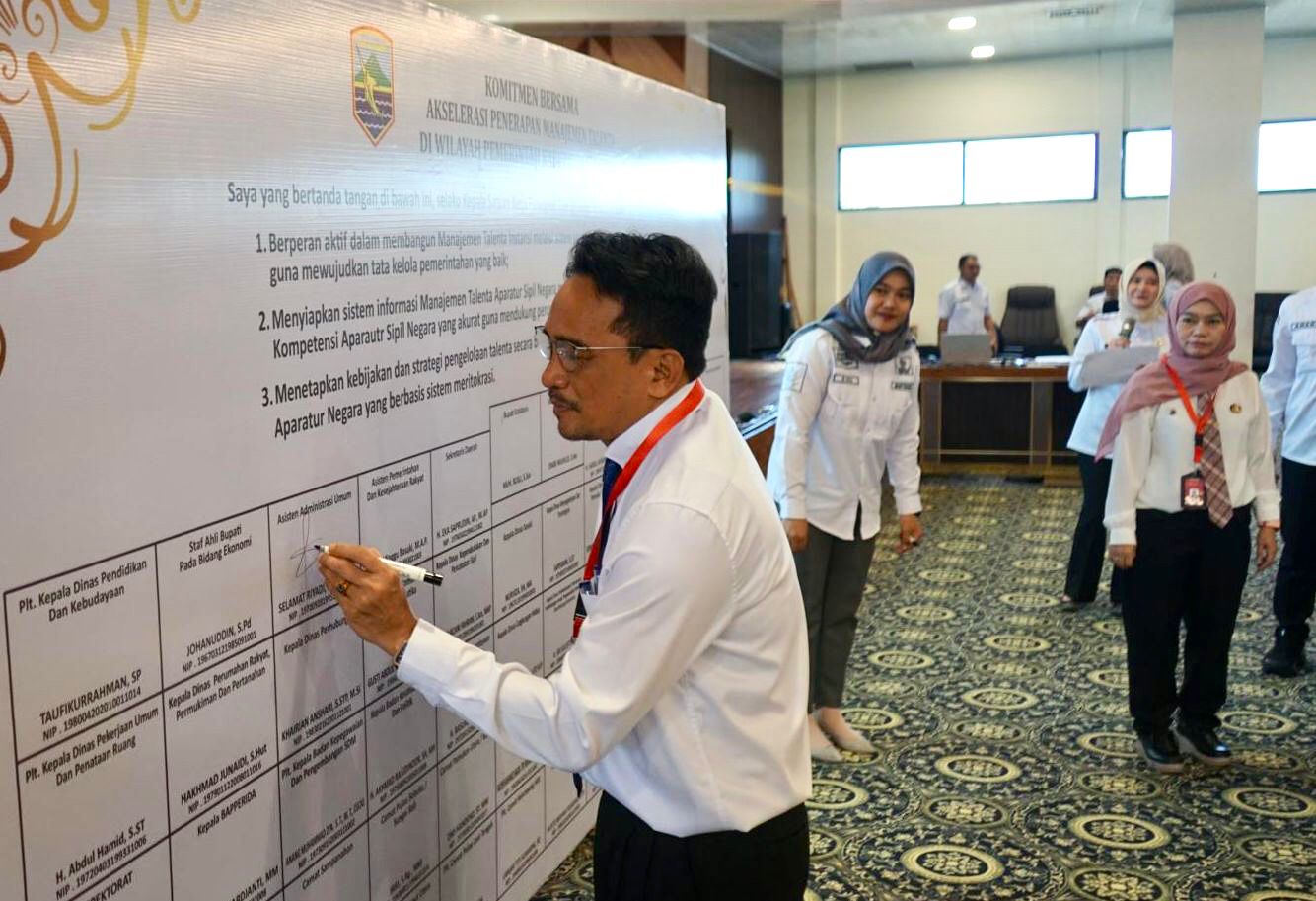 KOMITMEN: Pemkab Kotabaru menggelar penandatanganan komitmen program Gemilang di Aula Kantor Bupati Kotabaru di Sebelimbingan.